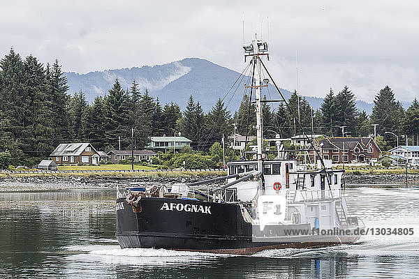 Fischerboot auf dem Weg ins Meer in Petersburg  Südost-Alaska  Vereinigte Staaten von Amerika