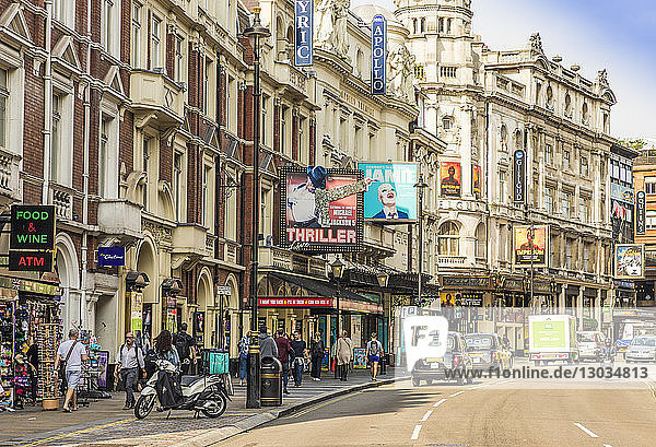 Eine Ansicht der Shaftsbury Avenue in Theatreland  Soho  London  England  Vereinigtes Königreich
