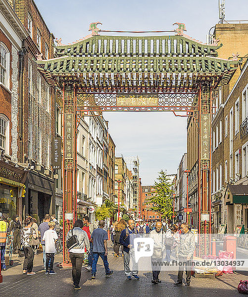 Ein Blick auf das Tor  das zu Chinatown in Soho  London  England  Vereinigtes Königreich führt