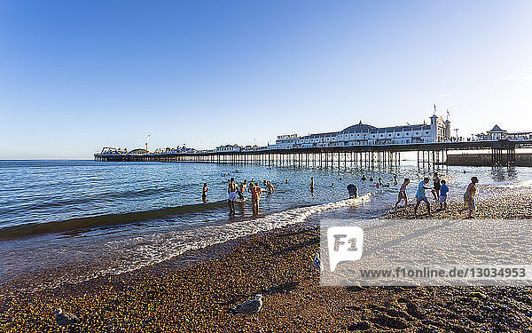 Brighton Palace Pier und Strand  Brighton und Hove  East Sussex  England  Vereinigtes Königreich