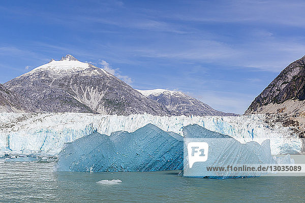 Blaues Eis vor dem Dawes-Gletscher in Endicott Arm im Südosten Alaskas  Vereinigte Staaten von Amerika