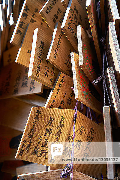 Votivtafeln (Ema-Gebetstafeln) mit Gebeten und Erfolgswünschen im Kitano Tenmangu-Tempel  Kyoto  Japan