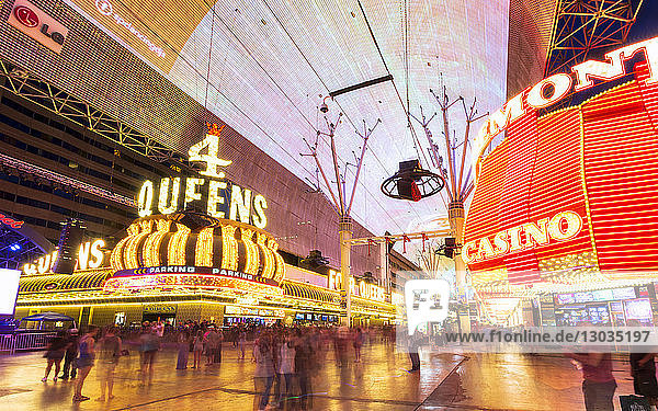 Neonlichter auf der Fremont Street Experience in der Abenddämmerung  Downtown  Las Vegas  Nevada  Vereinigte Staaten von Amerika