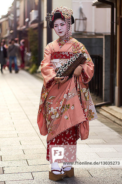 Geisha in einem Kimono in Gion  Kyoto  Japan