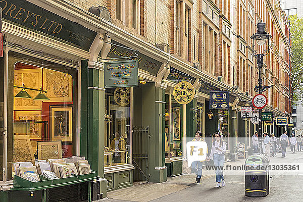 Eine traditionelle Straßenszene in Covent Garden  London  England  Vereinigtes Königreich