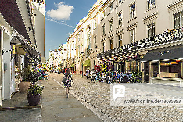 Eine typische große Einkaufsstraße in Belgravia  London  England  Vereinigtes Königreich
