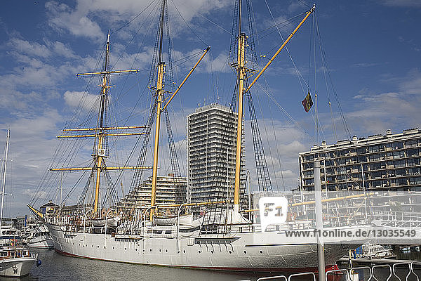 Das schwimmende Museumsschiff Mercator im Yachthafen  Ostende  Belgien