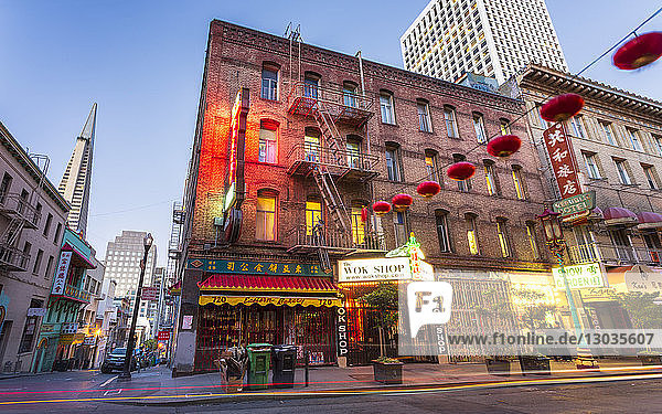 Blick auf eine traditionell geschmückte Straße in Chinatown in der Abenddämmerung  San Francisco  Kalifornien  Vereinigte Staaten von Amerika  Nordamerika