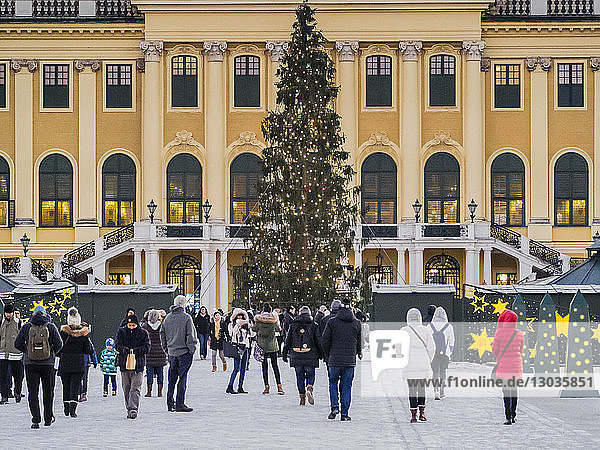 Weihnachtsmarkt vor dem Schloss Schonbrunn  UNESCO-Weltkulturerbe  Wien  Österreich