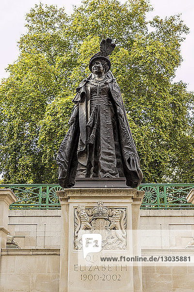 The Queen Mother (Queen Elizabeth) memorial statue in The Mall  London  England  United Kingdom