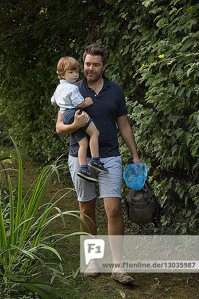 Vater und Kind mit Fischernetz im Park