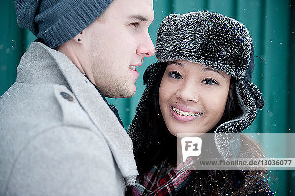 Junges Paar mit Winterhüten  Kopf und Schulterporträt
