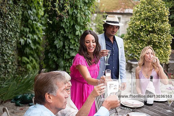 Gäste genießen und feiern beim Gartenfest