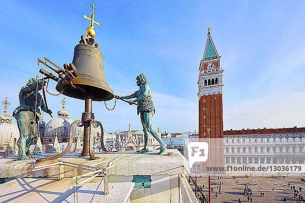 Glocke auf dem Markus-Uhrturm mit Blick auf den Markusplatz  Venedig  Venetien  Italien