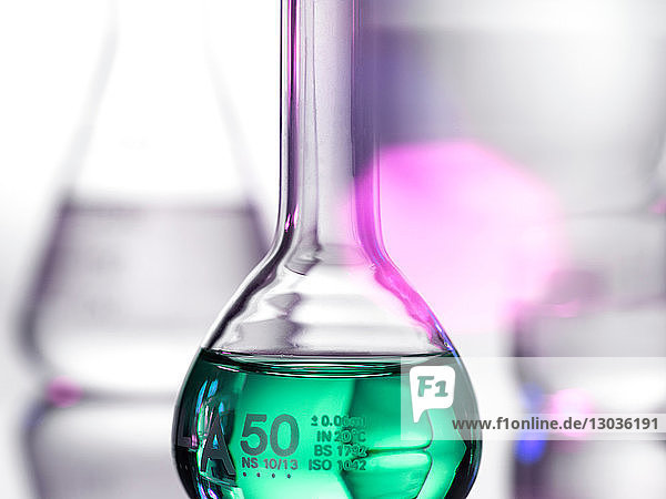 Laborbecher mit chemischen Formeln