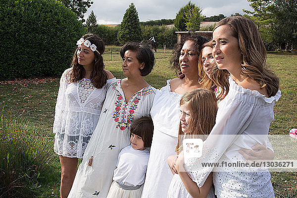 Weibliche Freunde und Familie posieren für Porträt im Garten