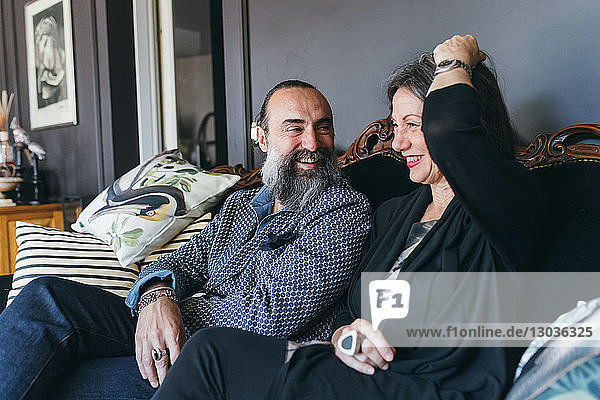 Lachendes Paar auf dem Sofa