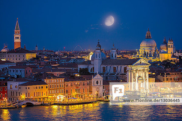 Landschaftlich reizvolle Stadtlandschaft mit der Uferpromenade des Kanals Giudecca bei Nacht  Venedig  Venetien  Italien