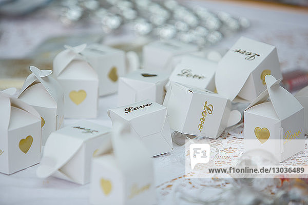 Schachteln mit Konfetti bei der Hochzeit