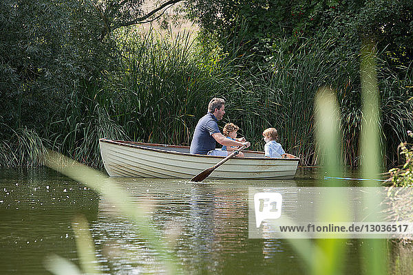 Vater und Kinder auf Bootsfahrt auf dem See