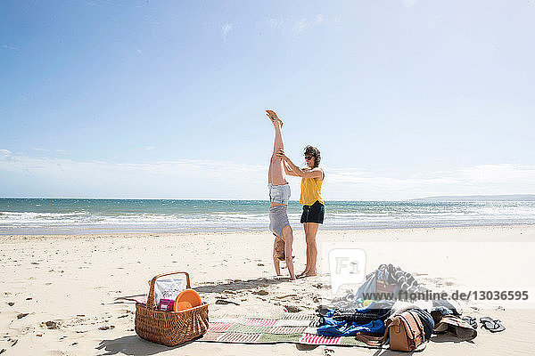 Schwestern genießen Yoga am Strand