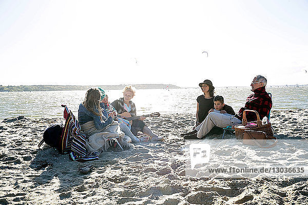 Drei-Generationen-Familie genießt Strand