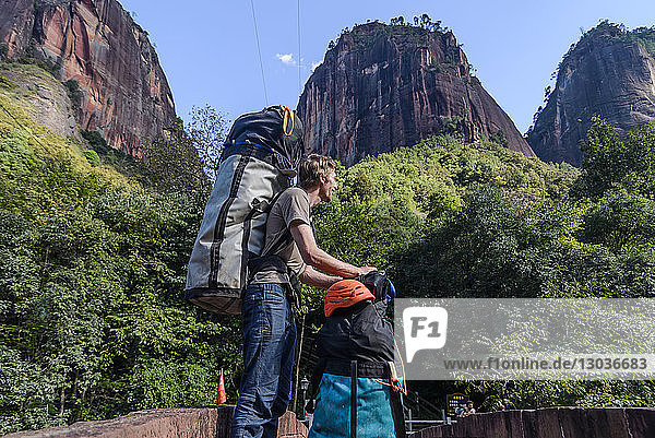 Bergsteiger mit Rucksack und Ausrüstung,  Liming,  Yunnan,  China