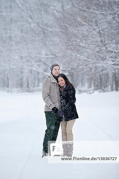 Romantisches junges Paar im verschneiten Wald  Porträt  Ontario  Kanada