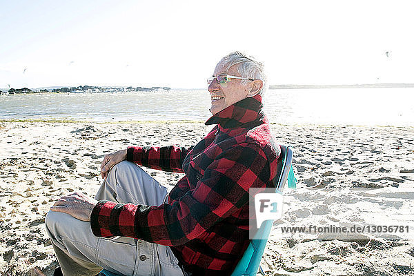Älterer erwachsener Mann genießt Strand
