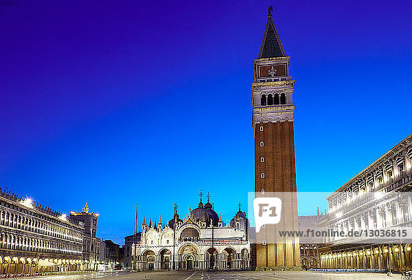 Markusplatz vor Sonnenaufgang  Venedig  Venetien  Italien