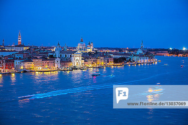 Landschaftliche Stadtlandschaft über dem Giudecca-Kanal bei Nacht  Venedig  Venetien  Italien