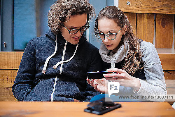 Paar benutzt Smartphone im Café