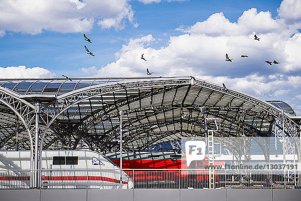 Außenansicht eines Bahnhofsgebäudes  Köln â€ Nordrhein-Westfalen  Deutschland