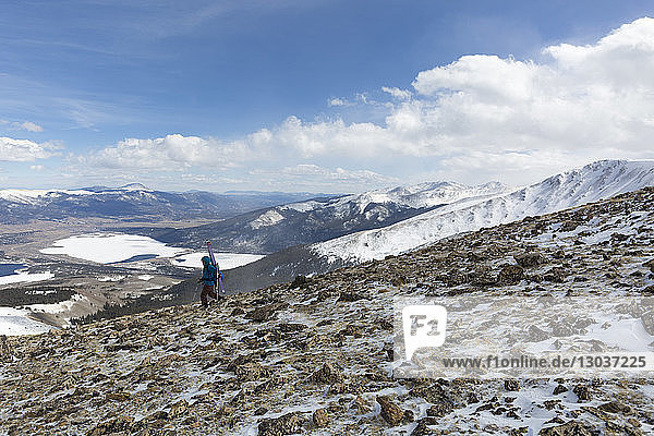 Seitenansicht einer Person beim Skibergsteigen im Winter  Mt. Elbert  Colorado  USA