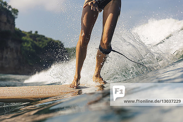 Tiefschnittaufnahme einer Frau beim Surfen  Kuta  Lombok  Indonesien