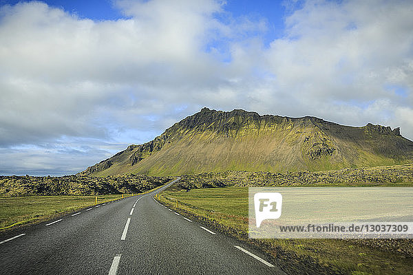 Islands berühmte Ringstraße  der Highway 1  folgt der Küstenlinie auf der Halbinsel Snaefellsnes nördlich von Reykjavik. Die Autobahn folgt der Küste des gesamten Landes und ist eine beliebte Route für Reisende  die Autos oder Wohnmobile mieten.