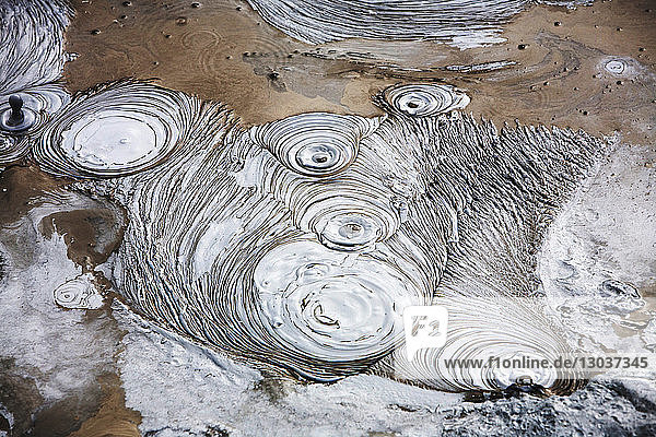 Sprudelnde Schlammbecken im Geothermalgebiet von Hverir in der Nähe von Myvatn  Nordisland.