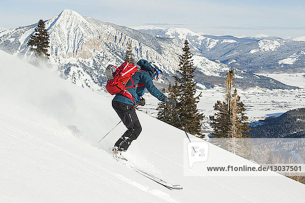 Seitenansicht einer einzelnen Frau beim Skifahren auf dem Mount Emmons  Gunnison National Forest  Colorado  USA