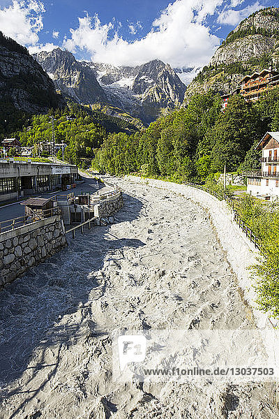 Schmelzwasser von zurückweichenden Gletschern auf dem Mont blanc in Courmayeur  Italien.