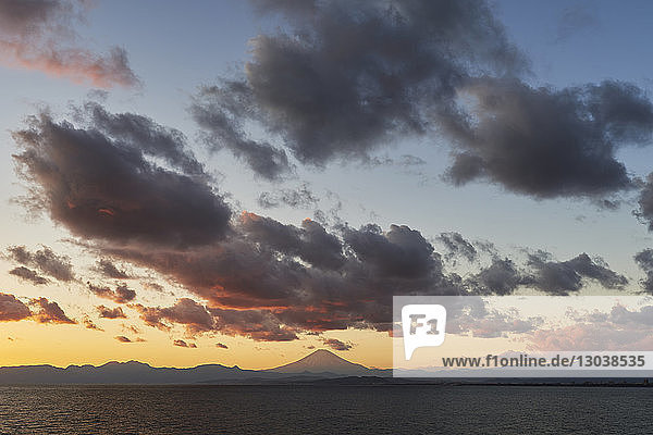 Landschaftliche Ansicht der Insel Honshu am Berg Fuji gegen den Himmel bei Sonnenuntergang