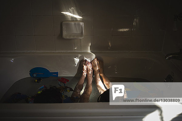 Hochwinkelansicht von Geschwistern beim Spielen in der Badewanne