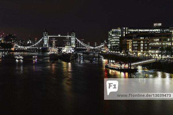 Tower Bridge in beleuchteter Stadt über der Themse gegen den nächtlichen Himmel