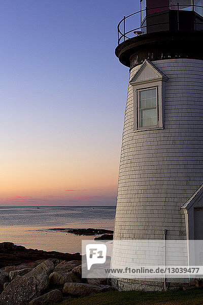 Prospect Harbor Point Light gegen Meer und dramatischen Himmel bei Sonnenuntergang