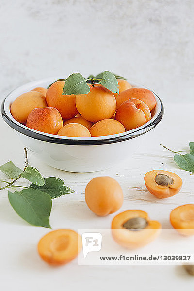 Nahaufnahme von Pfirsichen auf weißem Tisch