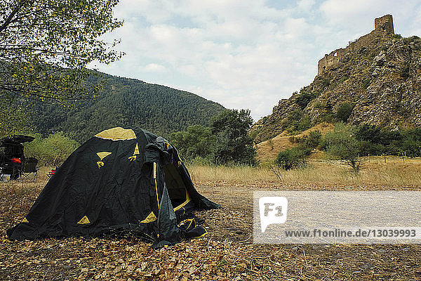 Zelt gegen Berge auf dem Campingplatz