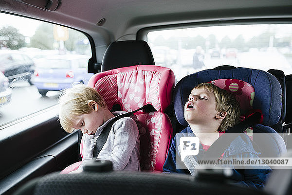 Müde Brüder schlafen im Auto
