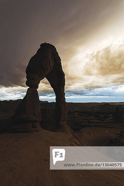 Idyllischer Blick auf Delicate Arch gegen stürmische Wolken im Arches-Nationalpark