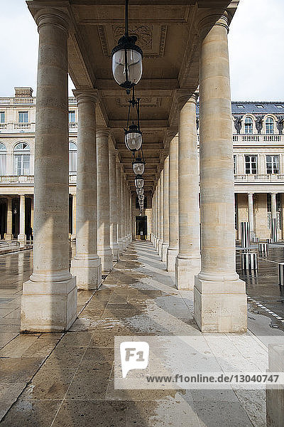Laternen inmitten von architektonischen Säulen in historischem Gebäude