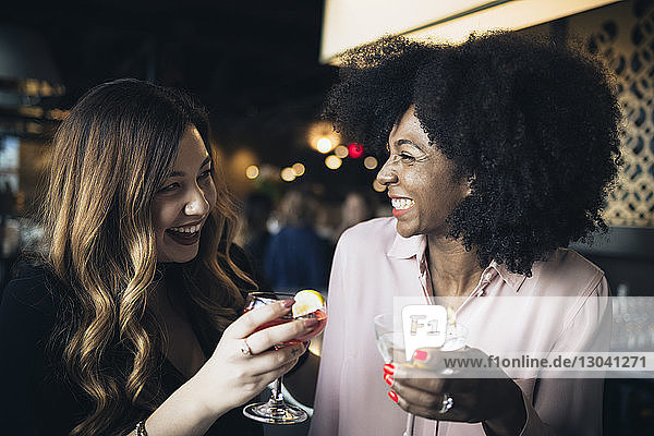 Fröhliche Geschäftsfrauen genießen Getränke im Hotel