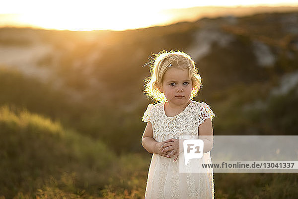 Bildnis eines niedlichen Mädchens auf dem Feld stehend